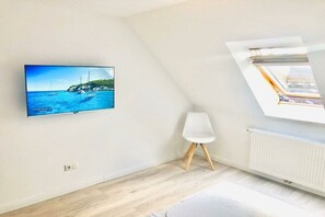 2 bedrooms, travel crib