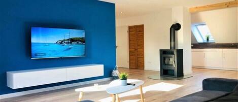Smart TV, fireplace