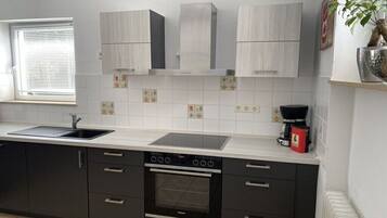 Mikrowelle, Ofen, Herdplatte, Geschirrspüler