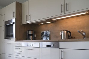 Fridge, oven, stovetop, dishwasher