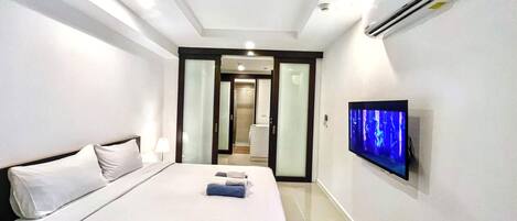 1 bedroom, desk, iron/ironing board, WiFi