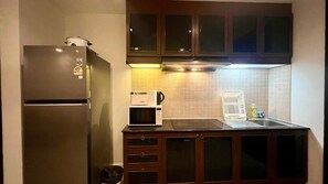 Fridge, microwave, stovetop, coffee/tea maker