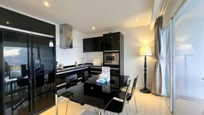 Refrigerador, microondas, placa de cocina, cafetera/tetera