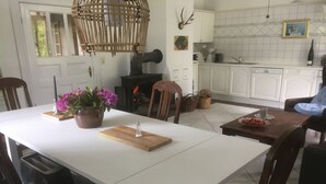 Eine moderne Küche mit weißen Schränken, einer zentralen Kochinsel und einem dekorativen Geweih an der Wand.