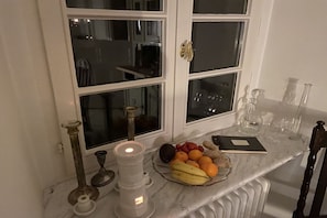 Eine Küchenarbeitsplatte mit Obstschale, Kerze und Buch.