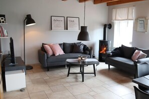 Fernseher, Kamin, DVD-Player, Stereoanlage