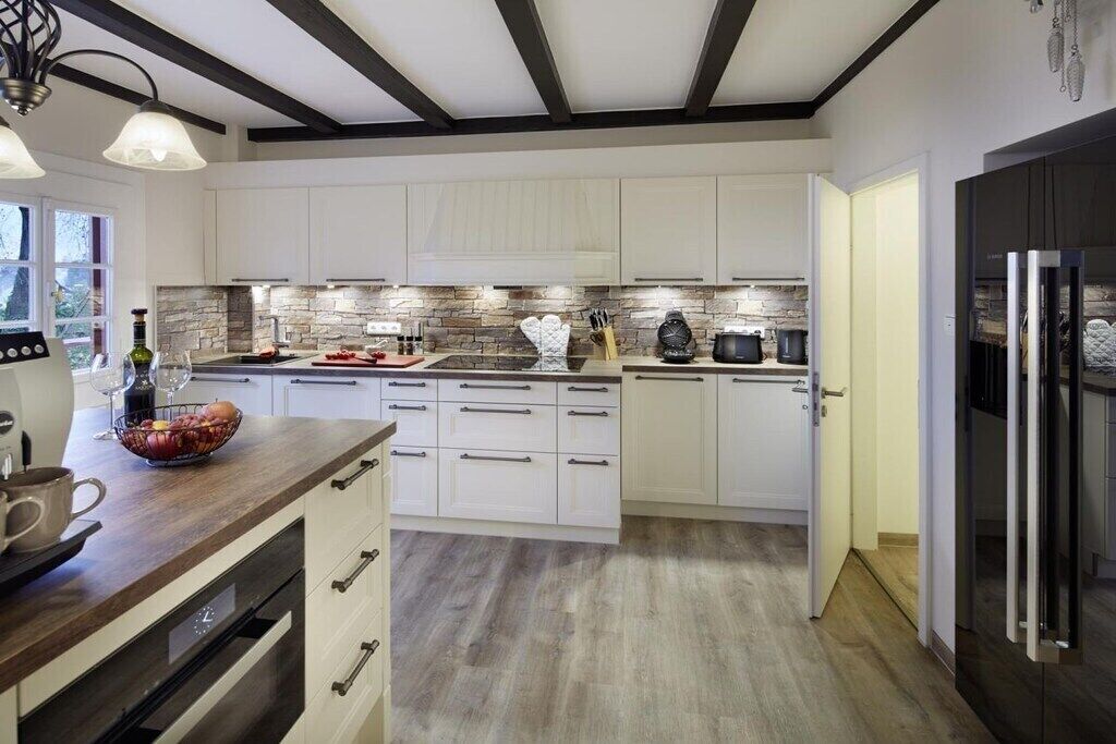 Køleskab, mikrobølgeovn, spisebord