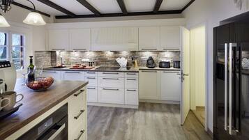 Een koelkast, een magnetron, een oven, een vaatwasser