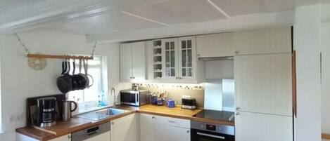 Køleskab, mikrobølgeovn, ovn, kogeplade