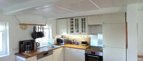 Køleskab, mikrobølgeovn, ovn, kogeplade