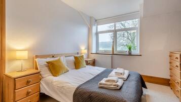 Skrivebord, strykejern/-brett, wi-fi (inkludert) og sengetøy