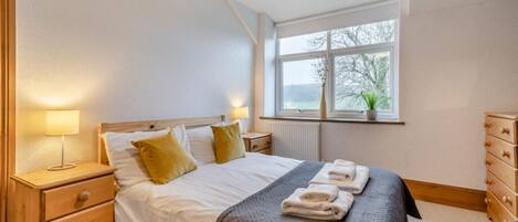 4 bedrooms, desk, iron/ironing board, free WiFi