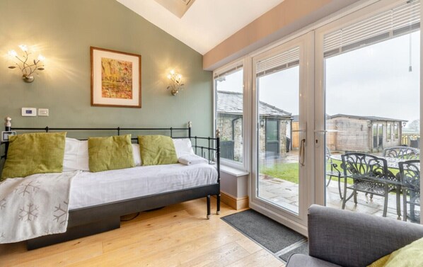 تلفزيون ذكي، مدفأة، كُتُب