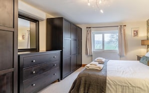 مكتب ومكواة/لوح كي وواي فاي مجانًا وملاءات أسرّة