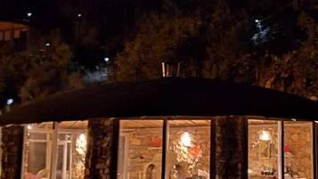 Tägliches einheimisches Frühstück (10 EUR pro Person)