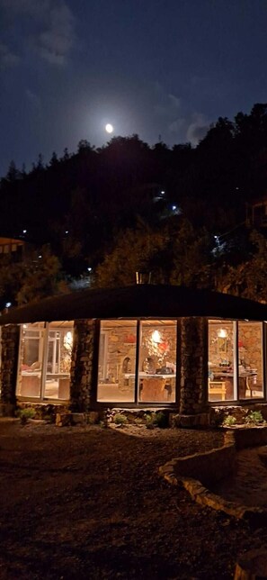 朝食 (郷土料理)、毎日提供 (1 名様 10 EUR)