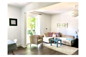 Smart TV, fireplace, DVD player, stereo