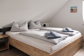 3 bedrooms, travel crib