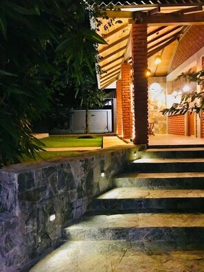 Poolside bar - NATURALIZA (Dambulla)