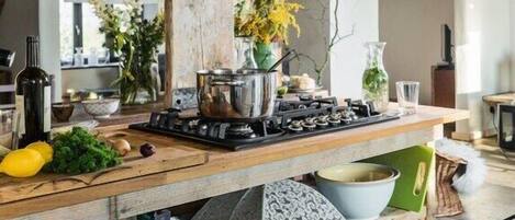 Microondas, horno y placa de cocina