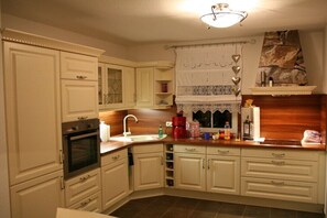 Jääkaappi, uuni, liesi, astianpesukone