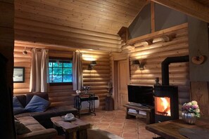 Fernseher, Kamin, Stereoanlage