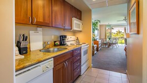 Una cocina moderna con armarios de madera, microondas y cafetera.