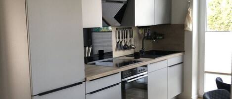 Refrigerador, microondas, horno y parrilla de estufa