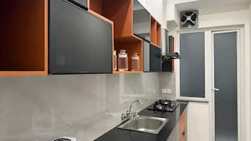 Departamento | Cocineta privada | Refrigerador con congelador, microondas y parrilla de estufa
