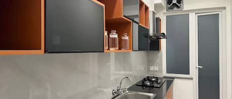 Appartement | Coin cuisine privé | Grand réfrigérateur, micro-ondes, plaque de cuisson
