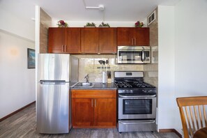 Fridge, microwave, oven, stovetop - Waikiki Shore 715 Ocean View Studio (Honolulu)