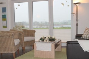 Smart TV, fireplace, DVD player, stereo