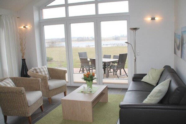 Fernseher, Kamin, DVD-Player, Stereoanlage