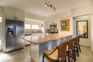 Réfrigérateur, plaque de cuisson, lave-vaisselle, cafetière/bouilloire