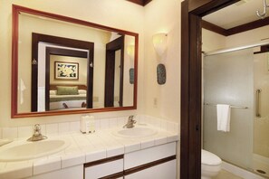 Sèche-cheveux, serviettes fournies, savon, shampoing