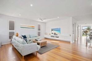 Smart-TV, Kamin, Arbeitsbereiche