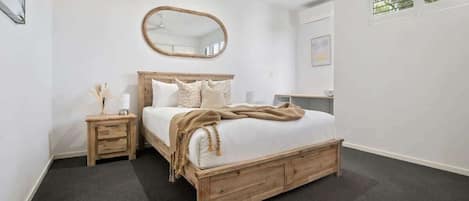 5 habitaciones, escritorio y tabla de planchar con plancha