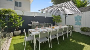 Outdoor dining - Frangipani Beach House (Kingscliff)
