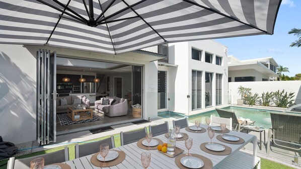 Outdoor dining - Frangipani Beach House (Kingscliff)