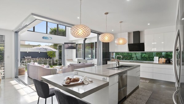 Microwave, stovetop, coffee/tea maker, toaster - Frangipani Beach House (Kingscliff)