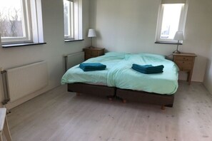 4 habitaciones, tabla de planchar con plancha y acceso a internet 