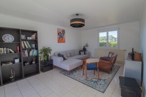 Téléviseur, foyer, livres, chaîne audio