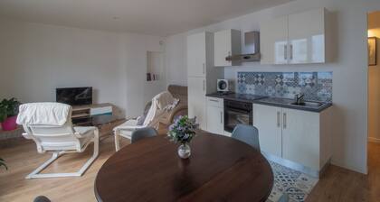 Bright apartment close to the station, ideal for business or personal stays!