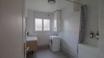 Een douche, een haardroger, handdoeken, zeep