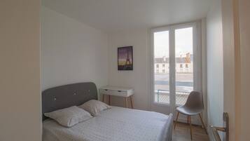 3 chambres, bureau, fer et planche Ă repasser, lit parapluie