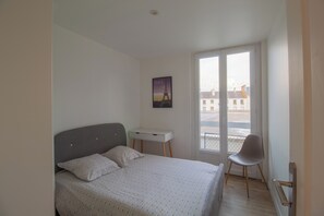 3 dormitoris, escriptori i planxa i posts de planxar