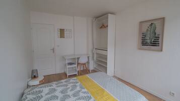 3 chambres, bureau, fer et planche Ă  repasser, lit parapluie