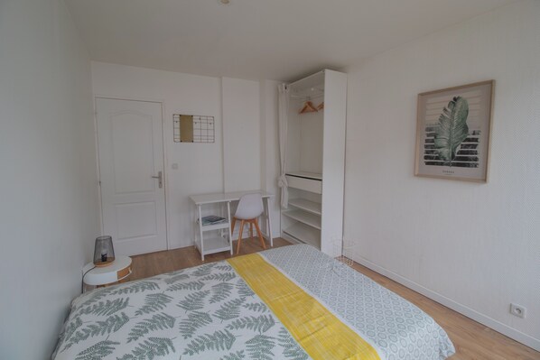 3 dormitoris, escriptori i planxa i posts de planxar