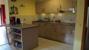 Kühlschrank, Herdplatte, Wasserkocher mit Kaffee-/Teezubehör, Toaster