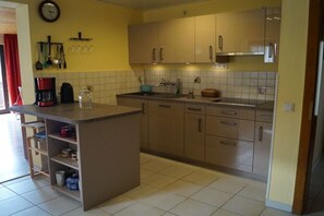 Kühlschrank, Herdplatte, Wasserkocher mit Kaffee-/Teezubehör, Toaster